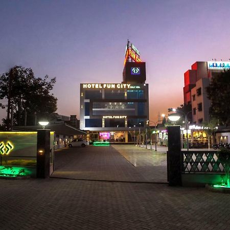 乐城酒店  Navsari 外观 照片
