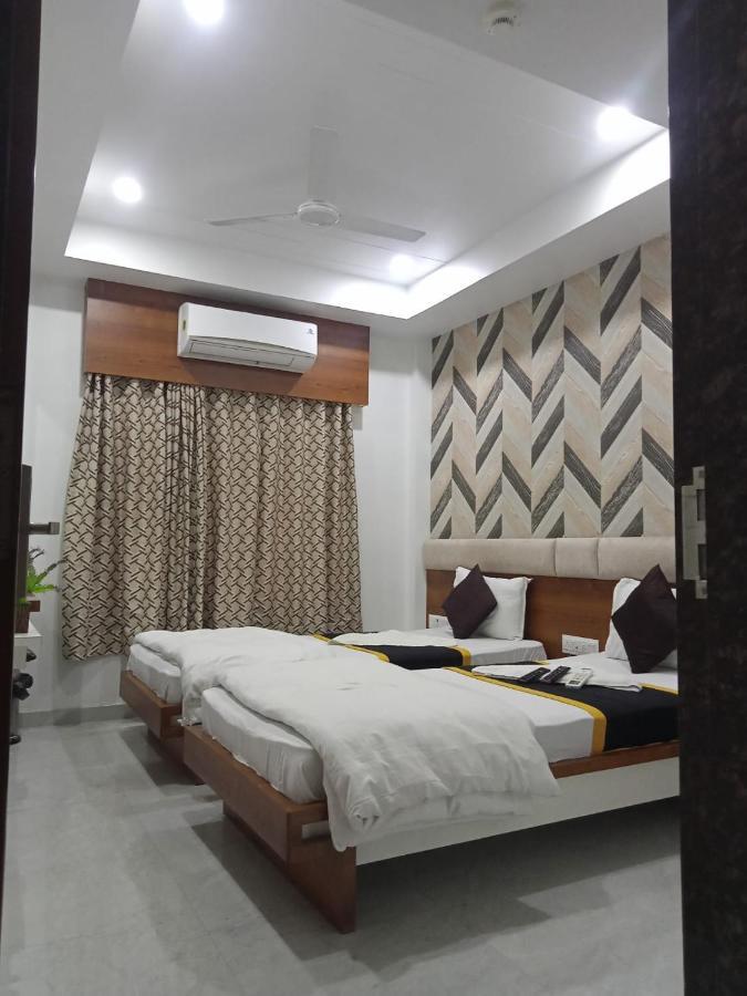 乐城酒店  Navsari 外观 照片