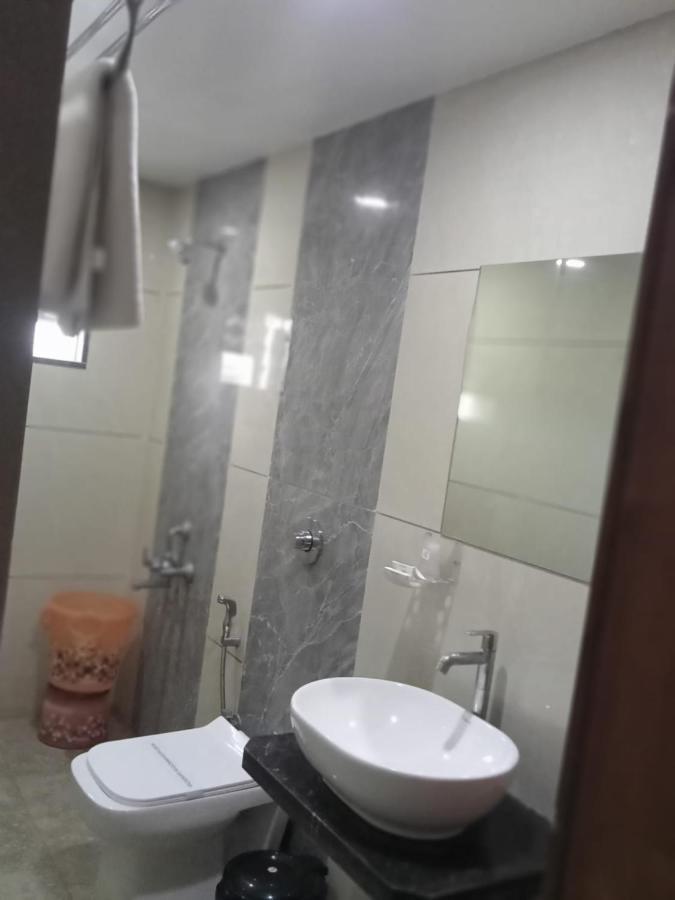 乐城酒店  Navsari 外观 照片