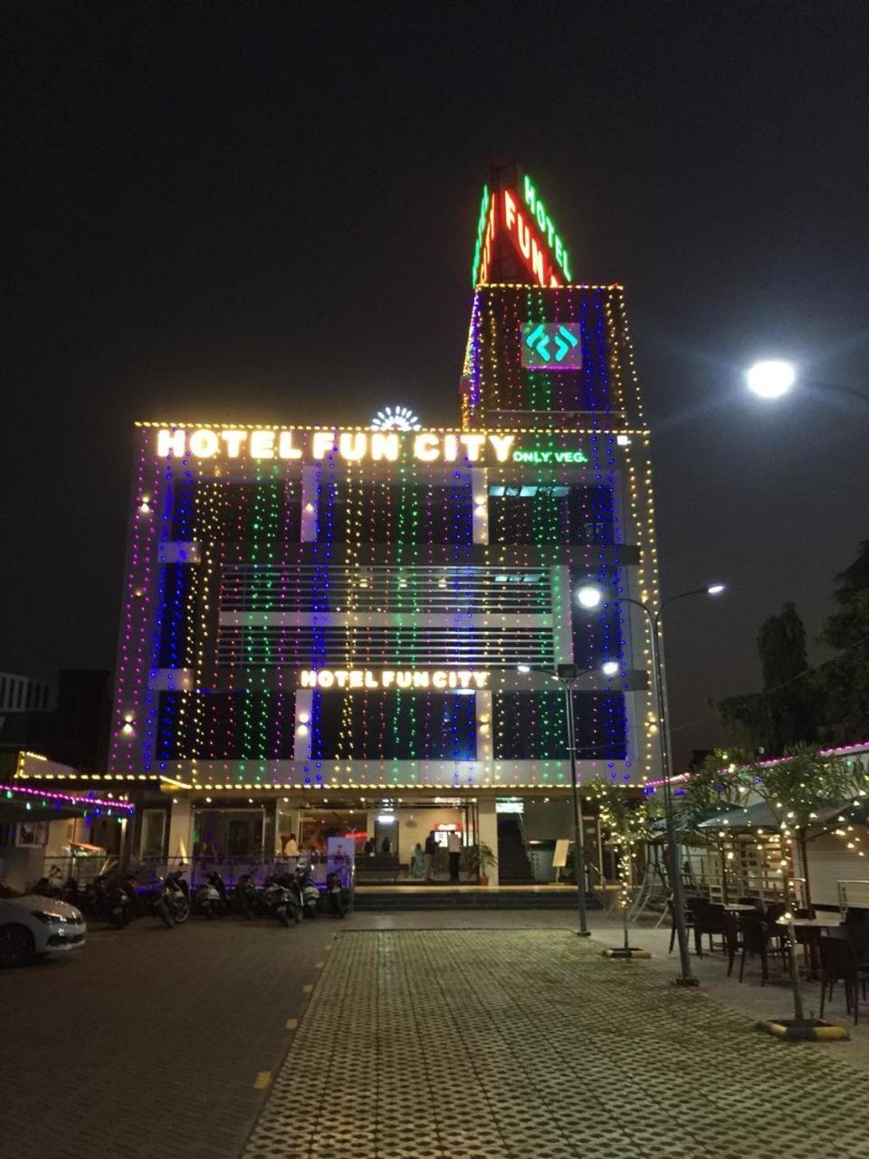 乐城酒店  Navsari 外观 照片