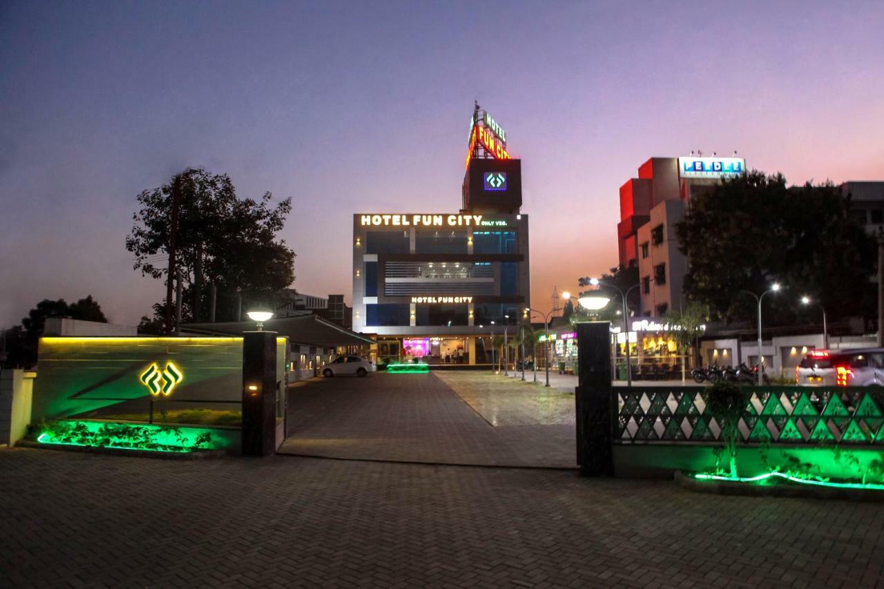 乐城酒店  Navsari 外观 照片