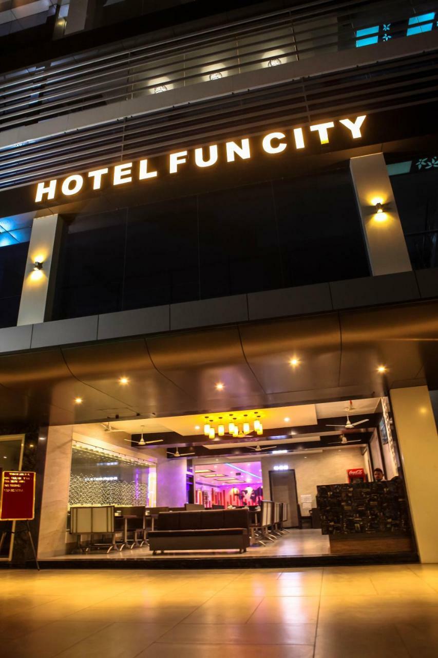 乐城酒店  Navsari 外观 照片