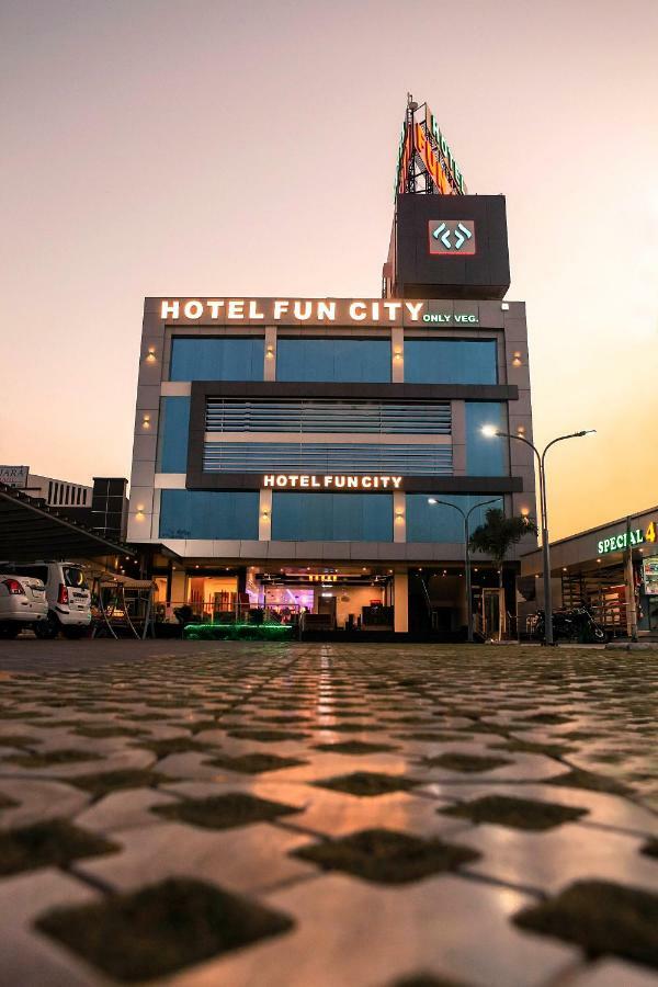 乐城酒店  Navsari 外观 照片