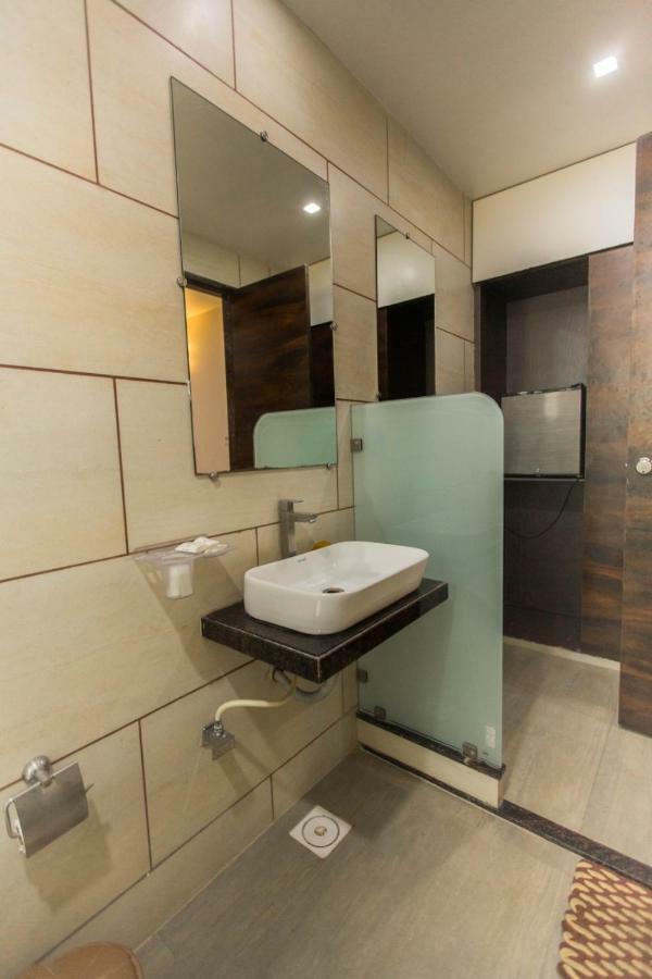 乐城酒店  Navsari 外观 照片